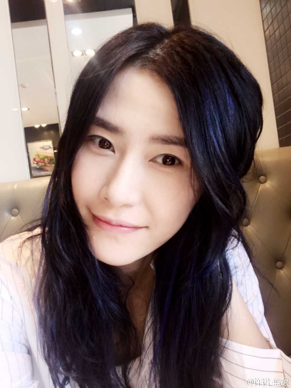 许诺在球场上腾空而起霸气灌篮，身体线条舒展有力，展现出女篮国门顶级的运动天赋