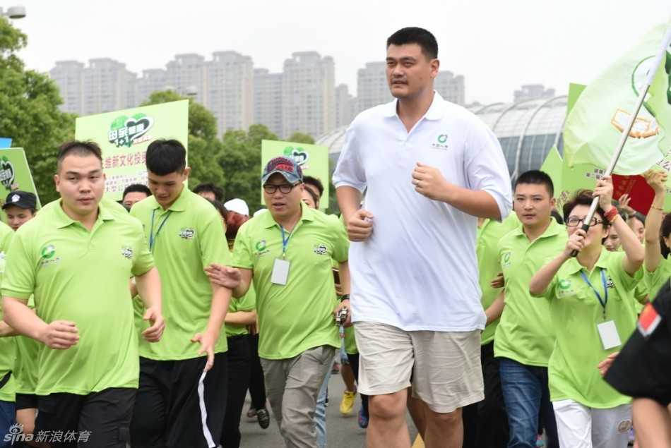 在福州的阳光照耀下，姚明郑重地将捐赠支票递交给福建省红十字会的工作人员，金色的支票牌映衬着他高大的身影，象征着爱与希望的传递。