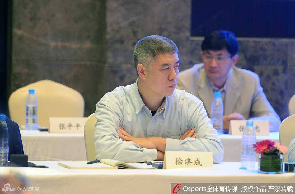 电梯门缓缓关上，姚明被隔离在门外，他高大的身影与紧闭的电梯门形成鲜明对比，仿佛在等待下一班属于他的时机。