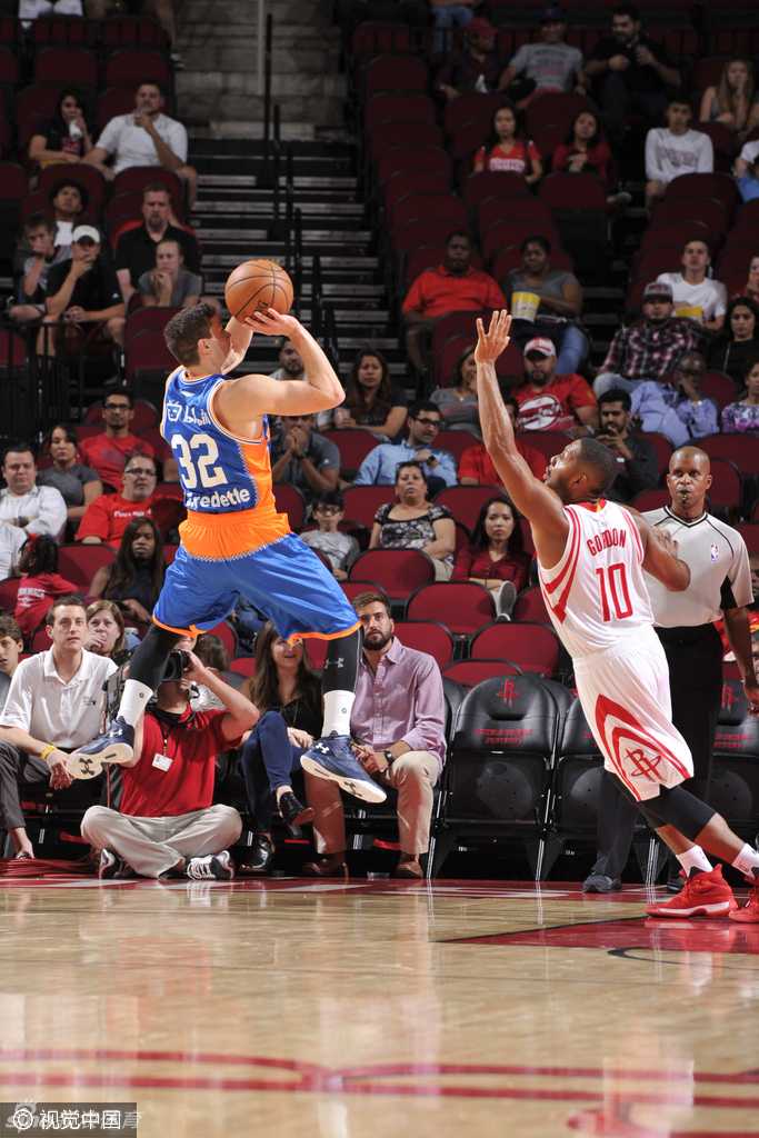 上海外援弗雷戴特迎着火箭防守强行出手三分，这一晚他轰下33分，用不可思议的远投能力让NBA主场观众也为之惊叹。
