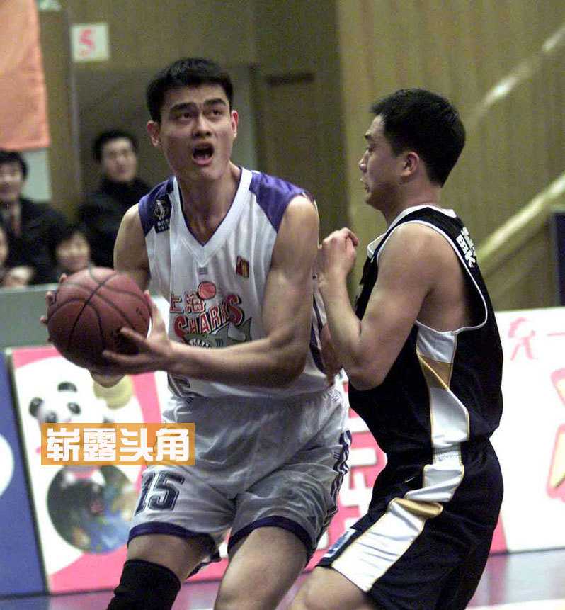 姚明身披中国队13号战袍在亚洲赛场上暴扣，对手只能仰望这道红色闪电，13号从此成为一个时代的代号