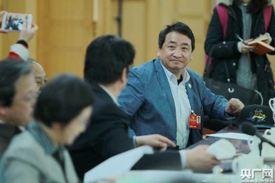 散会后的广场上，阳光勾勒出姜昆与同行委员边走边谈的剪影，那顶在北京春天里留下深刻印象的冠军帽，见证了他这一年的履职足迹。