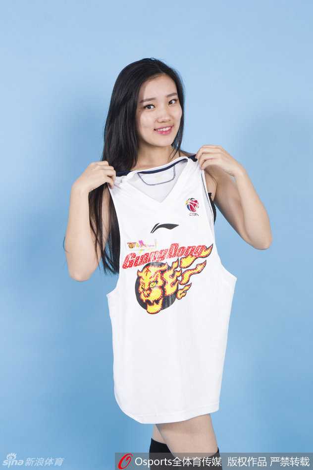 一位可爱的篮球宝贝展现出俏皮的一面，她自信地竖起大拇指，不仅是在为宏远队点赞，也是在为所有热爱篮球、支持华南虎的粉丝们点赞。