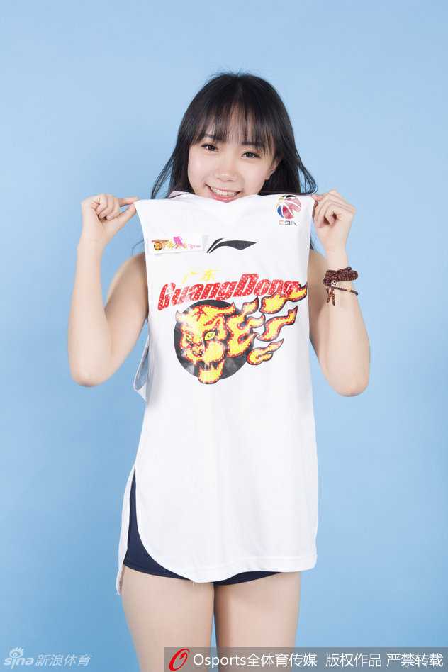 这位俏皮的宝贝侧身回眸，一头秀发自然垂落，微露的香肩和专注的眼神，将女性的柔美与对篮球的热爱展现得淋漓尽致。