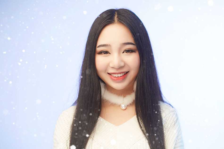 整齐划一的队形中，少女们露出个性纹身，波浪长发随风飘动，酷感十足