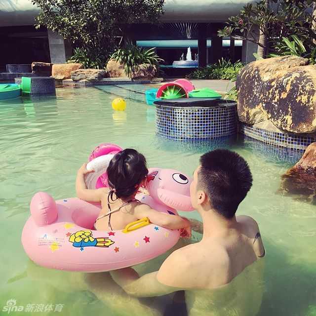 搞怪的孙悦把脸藏在女儿的小泳圈里，只露出搞怪表情，化身守护小月亮的有趣“劫匪”爸爸。