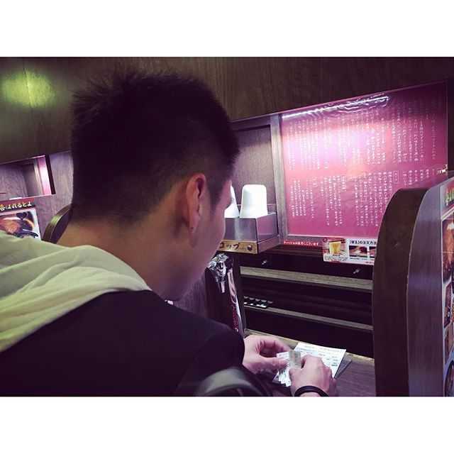 在地铁车厢内，孙悦略显困意地坐在座位上，妻子陈露则兴致勃勃地举起手机自拍，将家人的日常随性一刻记录下来。