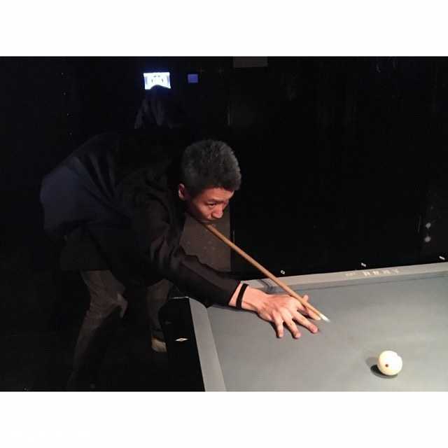 碧蓝的泳池边，孙悦低头深情亲吻女儿肉嘟嘟的小脸，小月亮则乖乖地坐在爸爸臂弯里，画面充满了温柔的父爱光辉。