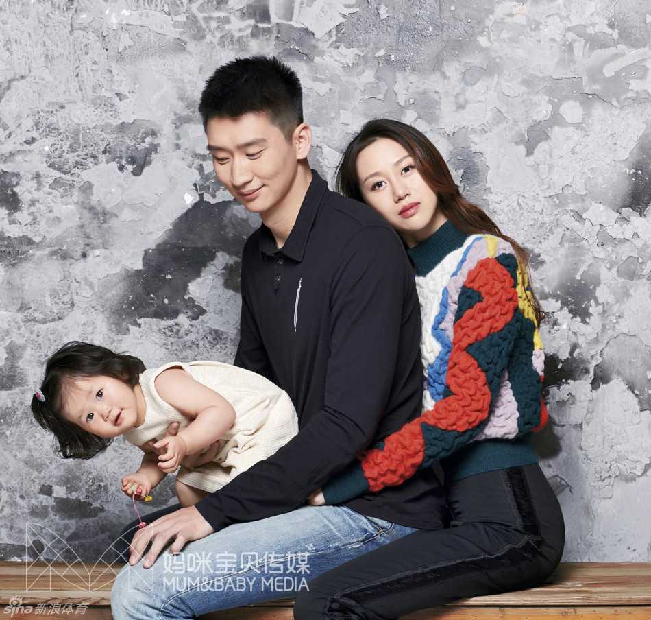 在充满童趣的拍摄现场，小月亮趴在柔软的地毯上，睁着圆圆的大眼睛看向镜头，纯真无邪的模样惹人怜爱，身后是守护着她的玩具小熊。