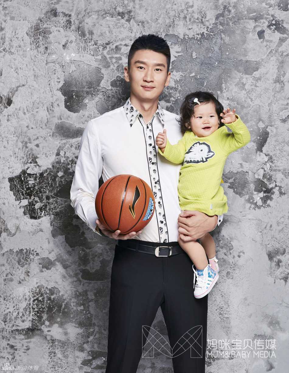 陈露温柔地抱着女儿月亮，眼神中充满无限爱意与呵护，小月亮安静地依偎在妈妈怀里，背景是柔和的自然光，营造出静谧而美好的氛围。