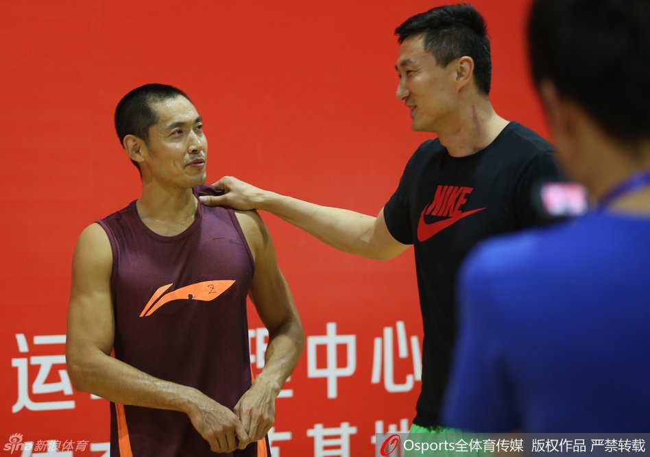 北京队老将张庆鹏与主帅杜锋、锋线尖刀翟晓川一同站在场边接受媒体群访，三人面带微笑，神态轻松。