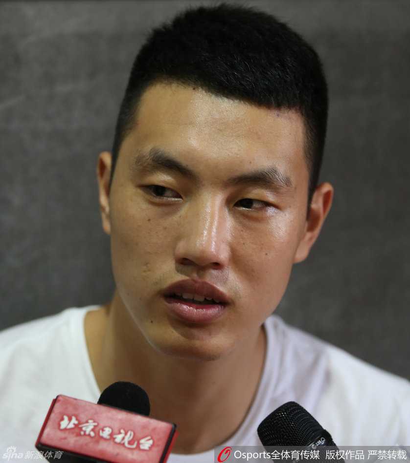 孙悦在测试间隙赤裸上身，肌肉线条在阳光下显得格外分明，胸肌和麒麟臂的完美轮廓展现了他整个夏天的苦练成果。