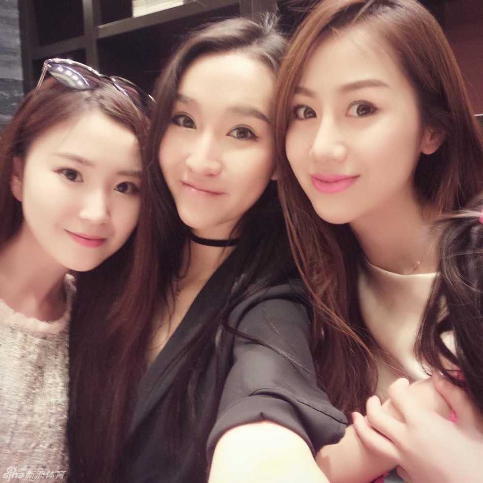 在绿意盎然的“山间嬉戏”时，陈露温柔地牵起女儿“小月亮”的手，母女俩的身影与自然融为一体，充满了生机与活力。