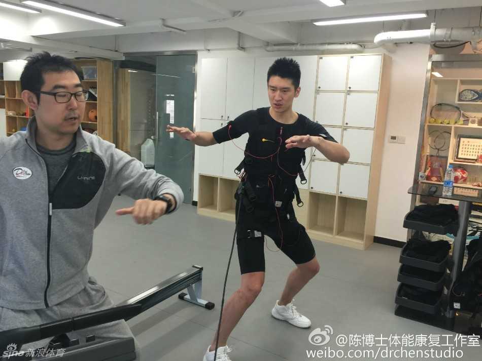 训练接近尾声，孙悦独自坐在训练台上，身上依然连接着仪器，他双手撑在身后，稍作休息，眼神中既有疲惫也透露着一股不服输的韧劲。