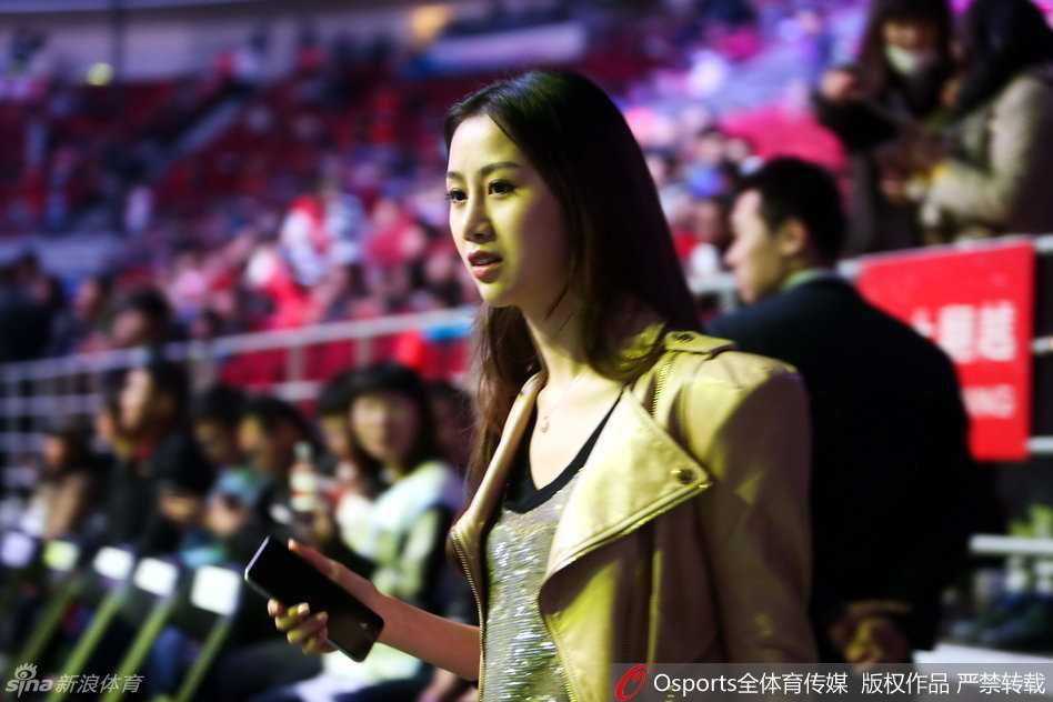 身着简约便装的陈露静静坐在五棵松看台，眉眼间满是对夫君孙悦的关切，那专注的神情仿佛能穿透球场的喧嚣。