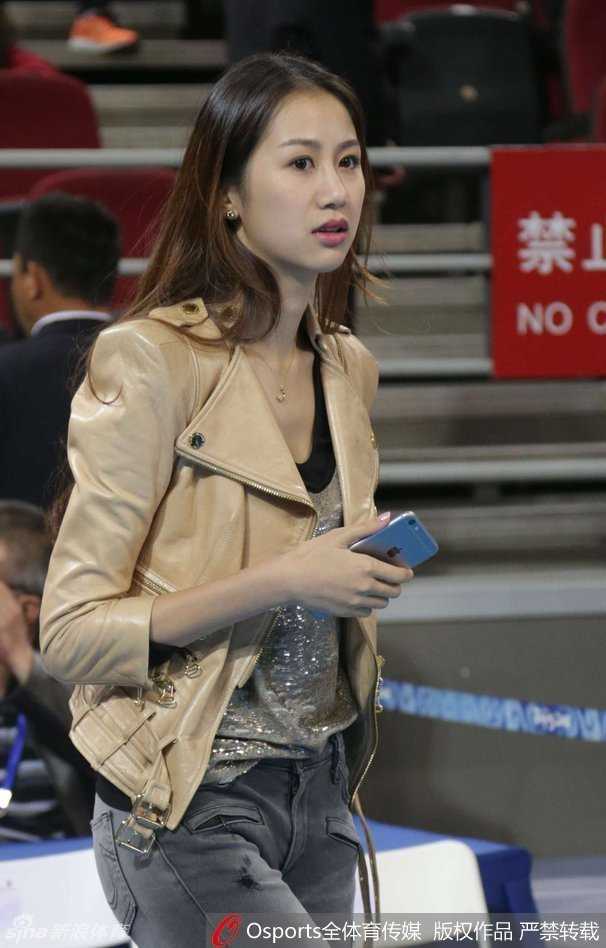 孙悦在场上运球推进，看台上的陈露目光如炬紧紧追随，仿佛在用眼神传递着无声的力量，期盼他能找回“孙大圣”的神勇状态。