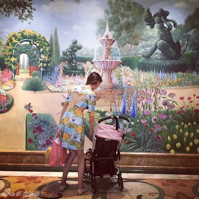 在迪士尼标志性的奇幻童话城堡前，陈露牵着女儿的小手漫步。小家伙回头张望，眼神里满是对这个奇妙世界的惊喜，母女俩的背影在城堡映衬下显得格外温馨有爱。