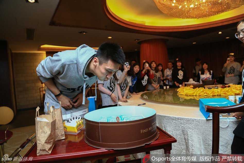 孙悦开心地对着镜头比出胜利手势，妻子陈露将脸轻轻靠在他的肩头，画面俏皮又甜蜜