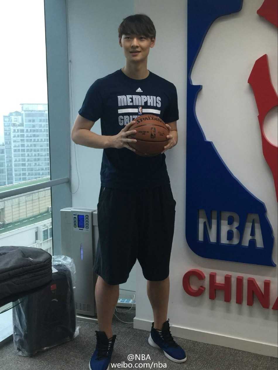身披灰熊战袍，王哲林在NBA中国总部留下了梦开始的第一张定格，笑容里满是对未来的憧憬。