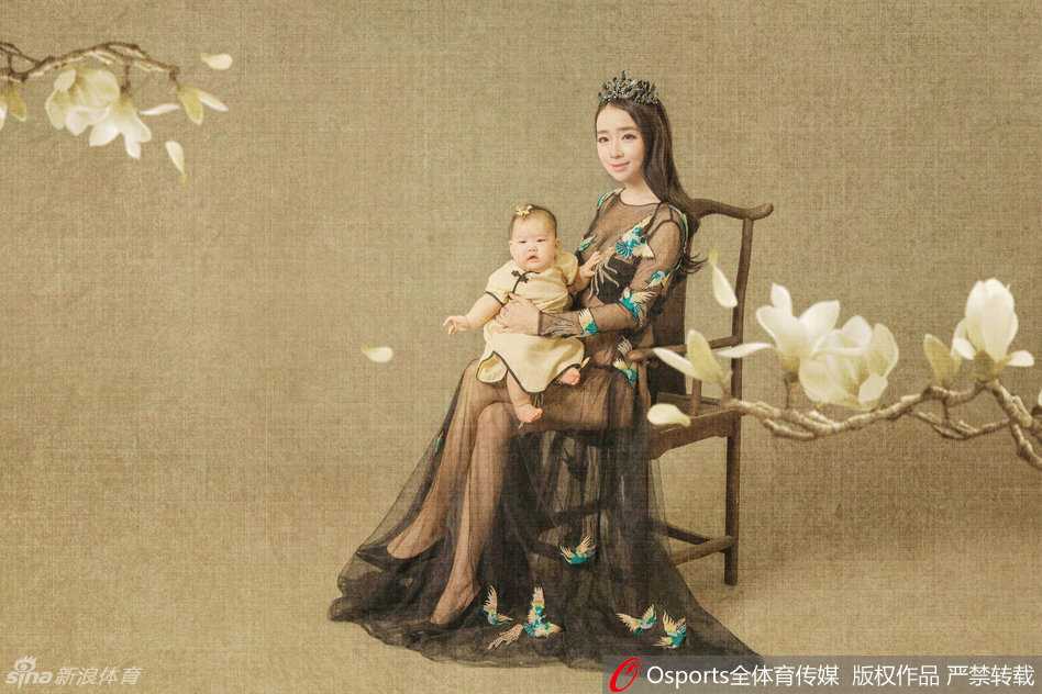 刚成为父亲的孟达，眼神里多了几分沉稳，怀抱千金孟焕，尽显铁汉柔情的一面，画面温馨有爱。