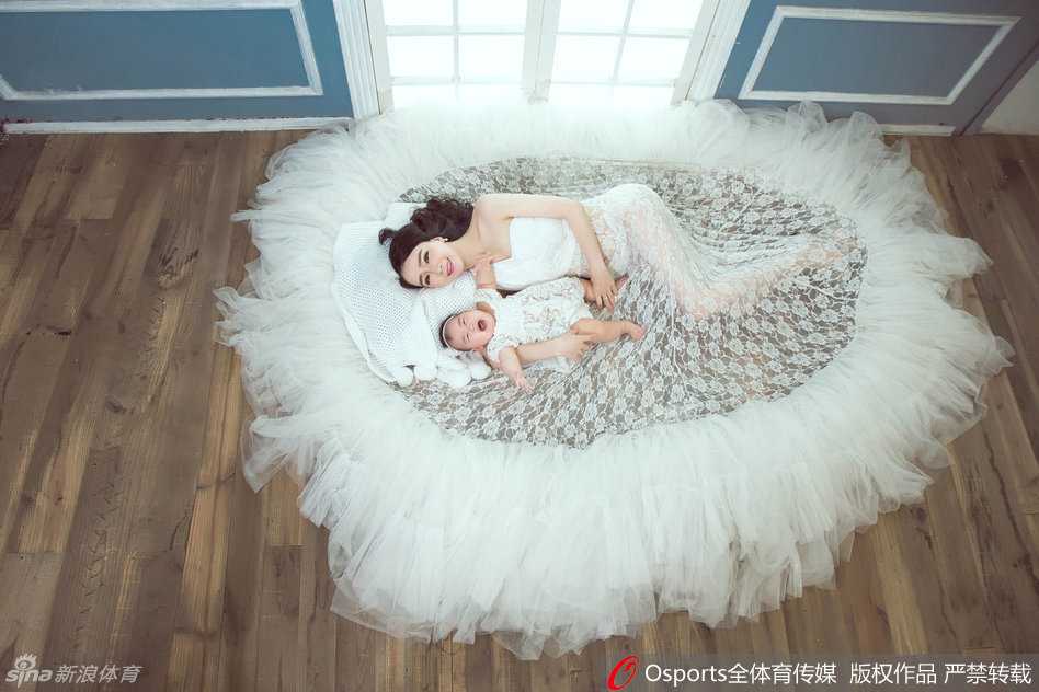 镜头前，新晋辣妈赵丹丹散发温婉母爱，怀抱熟睡的爱女，画面静谧而美好，产后身材恢复得如同少女一般。