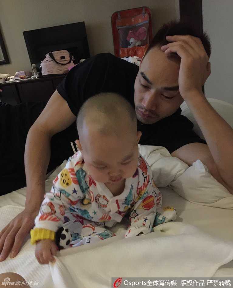 孟达在训练场边抱起了自己的宝贝女儿，平日里持球进攻稳准狠的投手，此刻抱着小公主却显得有些小心翼翼，眼神里满是化不开的柔情，仿佛拥抱着全世界最珍贵的宝贝。