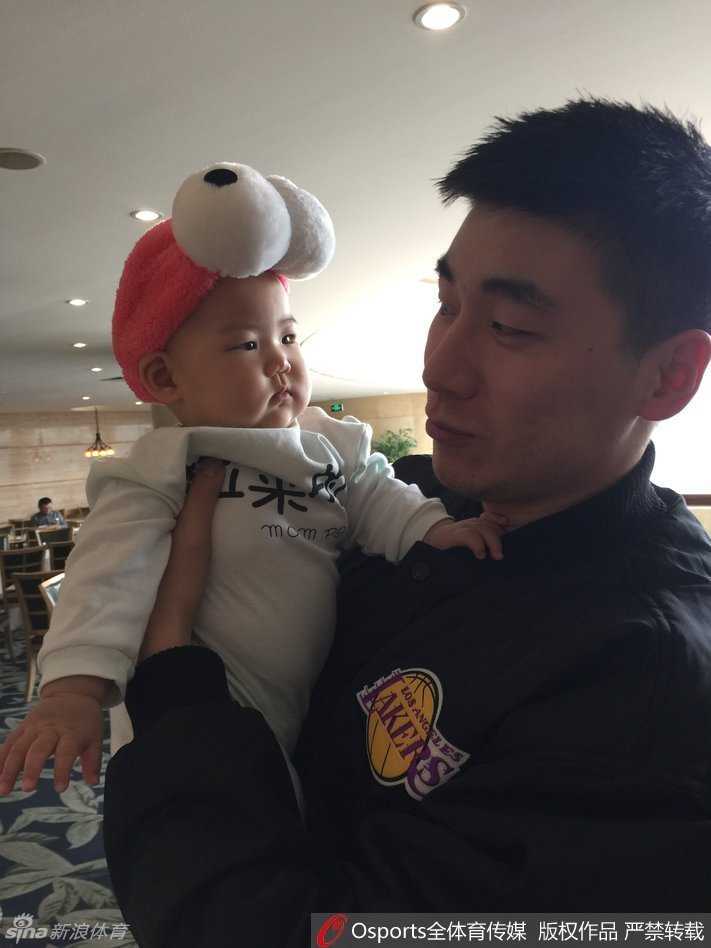 哈达迪再次抱着小公主合影，这次他露出了憨厚的笑容，显得心满意足。小公主在巨人怀中显得愈发娇小，父辈们的关爱与篮球的传承，仿佛在这一刻悄然定格，画面温馨而感人。