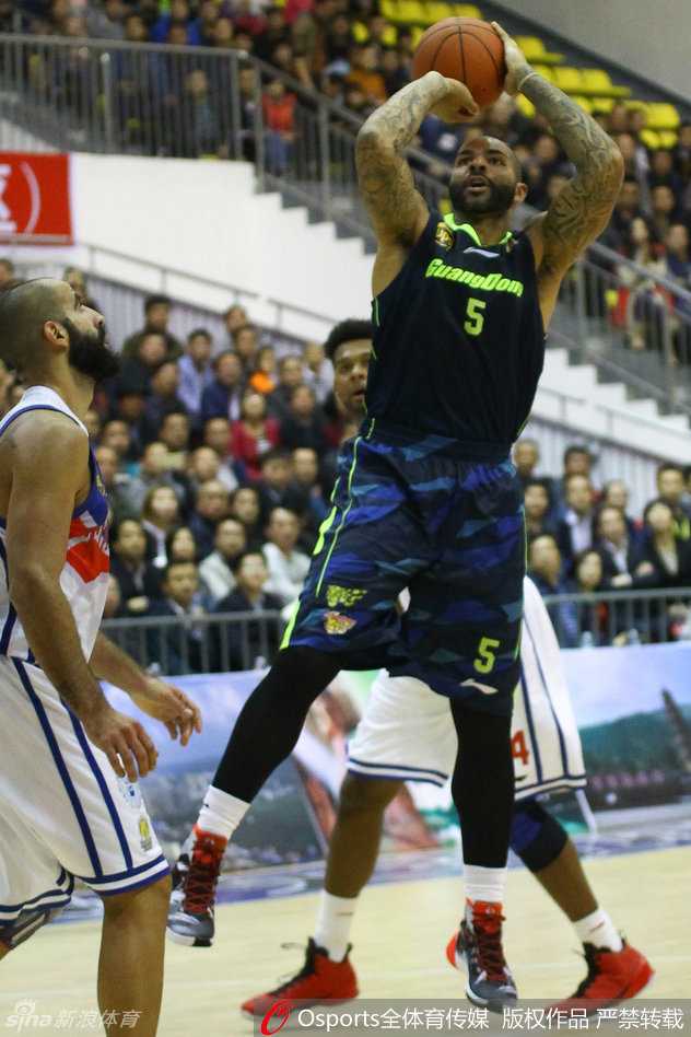 天津队核心后卫杰特快速运球过半场，他眼神坚毅，正挥手示意队友跑位，作为场上的指挥官，他正准备用精准的传球撕开广东队的防线。