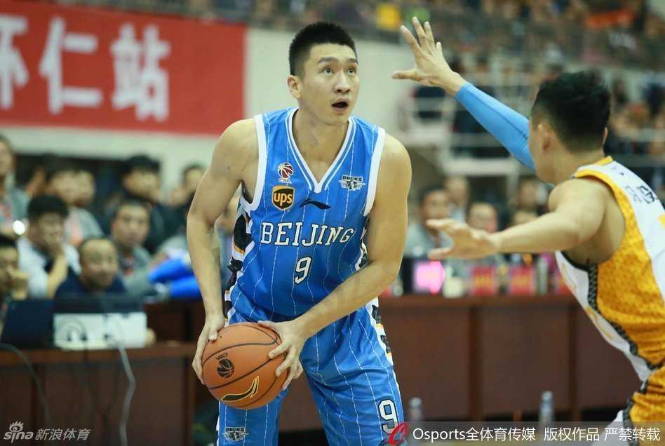 莫里斯在重重包围中倒地，眼神却依然死死盯着篮球的方向，内线悍将的斗志在此刻尽显。