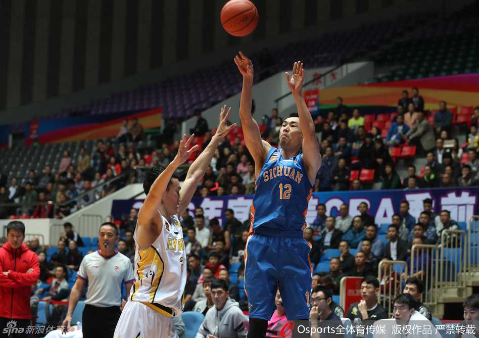 陈晓东飞身扑球，极限救球展现拼搏精神