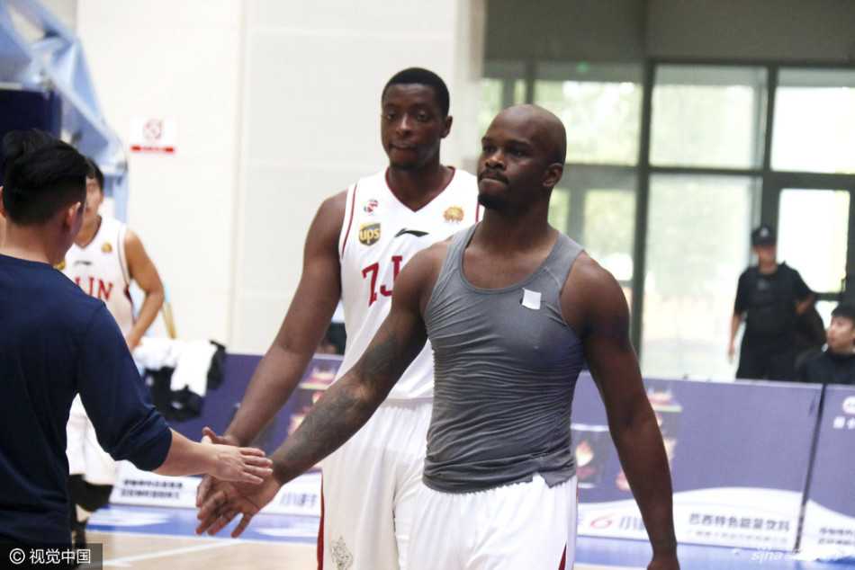 庄严的国歌声中，浙江与深圳的将士们肃穆而立，眼神中既有对胜利的渴望，也饱含着对国家的崇高敬意。