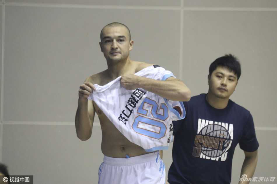 新疆队外援亚当斯如游龙般穿梭于北控防线之间，连续的变向和转身闪转腾挪，为自己创造出了一线投篮空间。