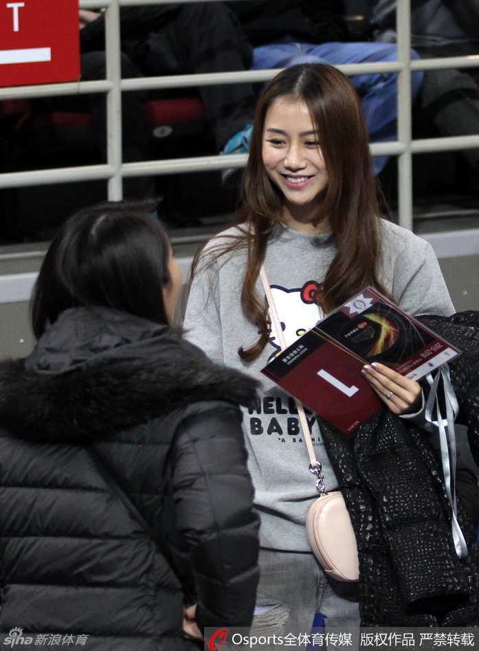 陈露在人群中回眸，眼神清澈而坚定，即使比赛结果不尽人意，她的神情中依然透露出对家人的支持与对未来生活的笃定。