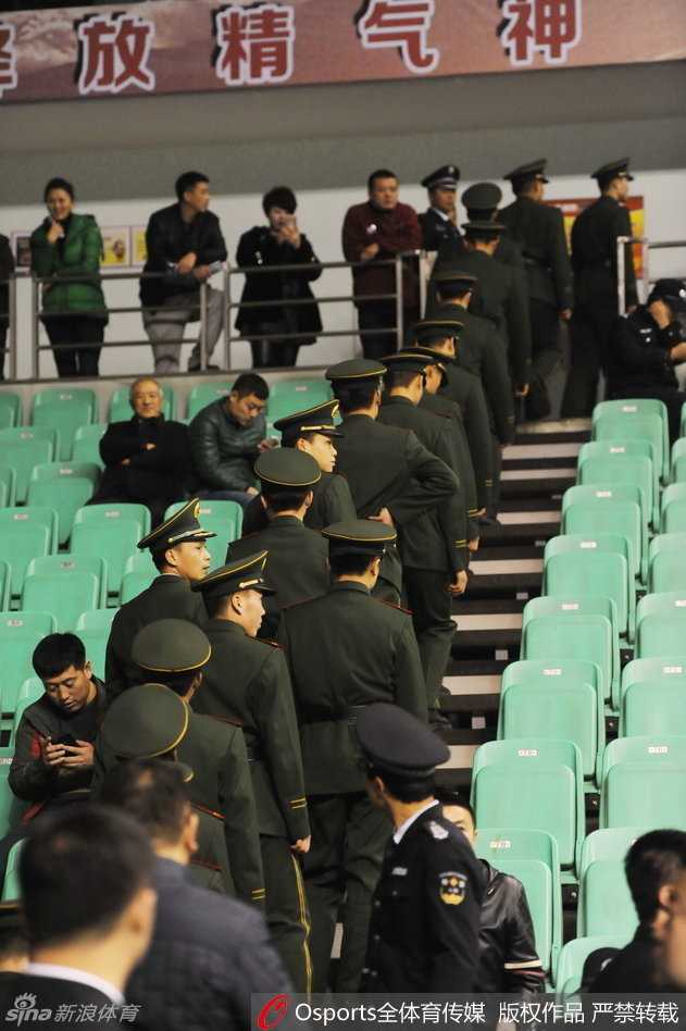 辽宁队当家球星哈德森面对三人包夹防守，依然自信地跳起出手三分，球在空中划出一道优美的弧线直坠网心。