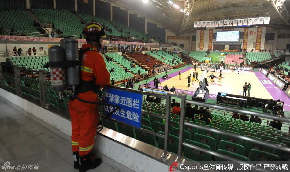 辽宁队外援兰多夫状态火热，在浙江队内线群中高高跃起，以一记势大力沉的单手劈扣点燃全场，宣泄着激情。