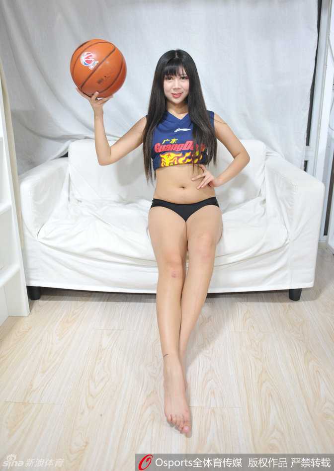 在球队取得关键胜利后，宝贝们激动地抱在一起，脸上洋溢着发自内心的喜悦。她们用充满活力的肢体语言，向全场观众传递着宏远团队篮球的快乐与凝聚力。