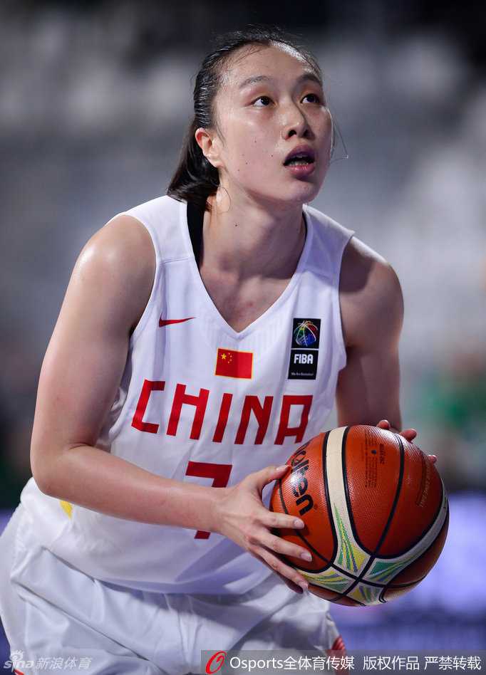 在激烈的身体对抗中，一名队员为争夺球权奋不顾身地鱼跃倒地，用拼搏精神诠释着对胜利的渴望。