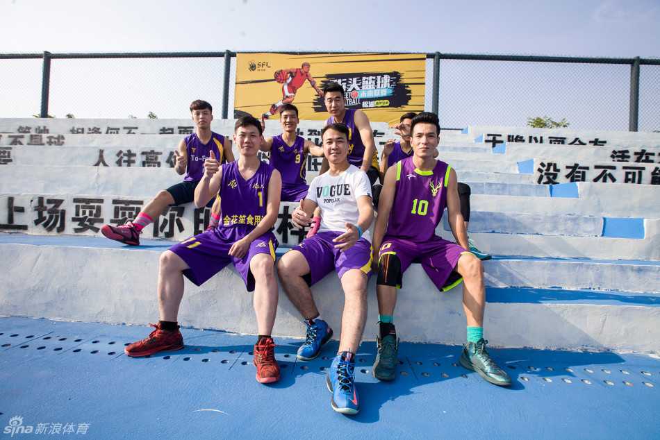  Brave Alliance战队成员目光坚毅望向远方，队服上的徽章在灯光下闪烁，仿佛在宣告新赛季的雄心