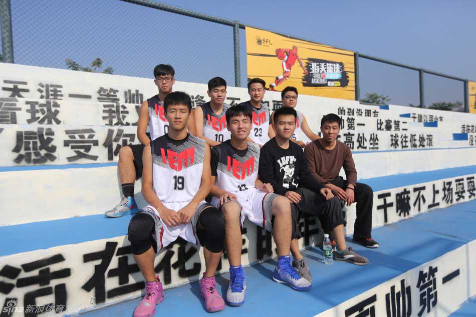 球队IEM夺冠瞬间，金色雨漫天飘落，选手们激动地拥抱在一起，台下粉丝挥舞着荧光棒欢呼