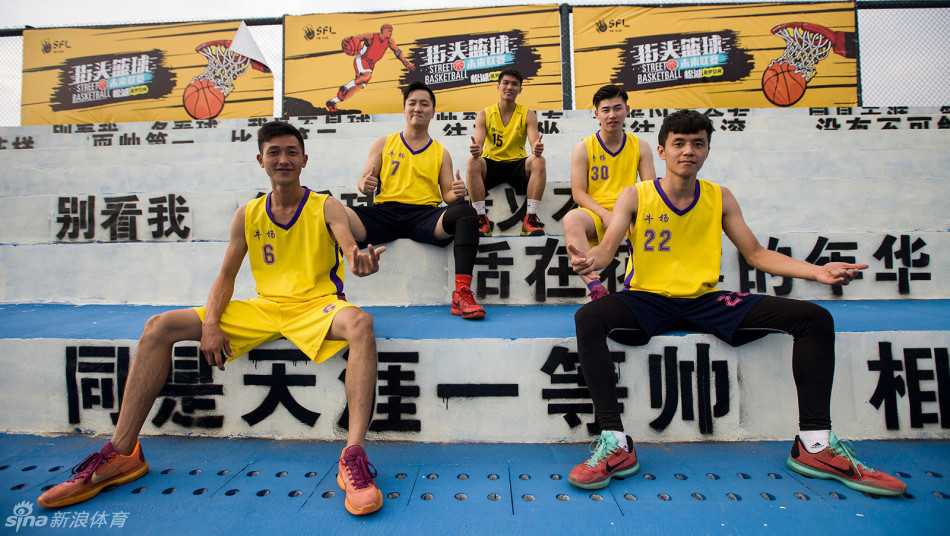 球队LIKE队合影时队员们摆出创意手势，脸上洋溢着青春的笑容，背景是充满涂鸦的训练室墙壁