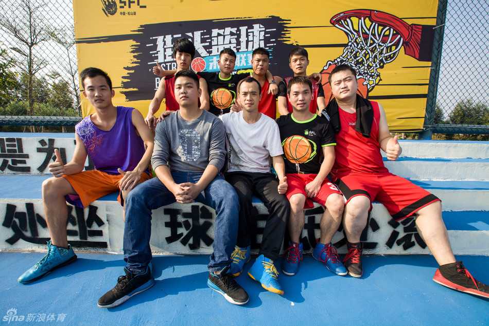 球队new能源企业主题合影日，队员们身着特制环保材质球衣，与绿色新能源展车共同构成一幅充满未来感的画面