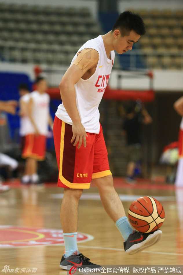 年轻后卫赵继伟与经验丰富的崔万军指导进行一对一拳击手式防守训练，专注磨练个人攻防技巧。