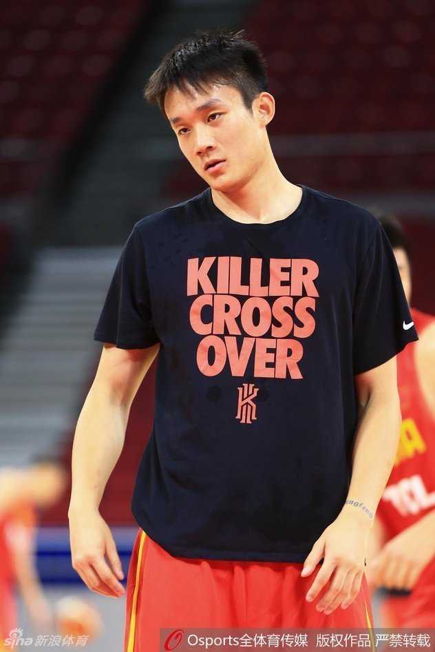 方硕在训练馆中目光坚定，一丝不苟地进行投篮练习，用积极的备战态度争取奥运名额