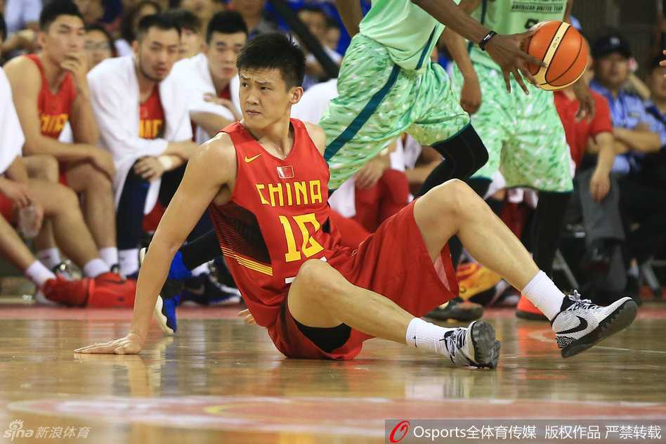 场边的宫鲁鸣指导手持战术板，眉头微蹙，正在给围成一圈的弟子们面授机宜，队员们专注聆听，这一刻战术的智慧在无声中传递。