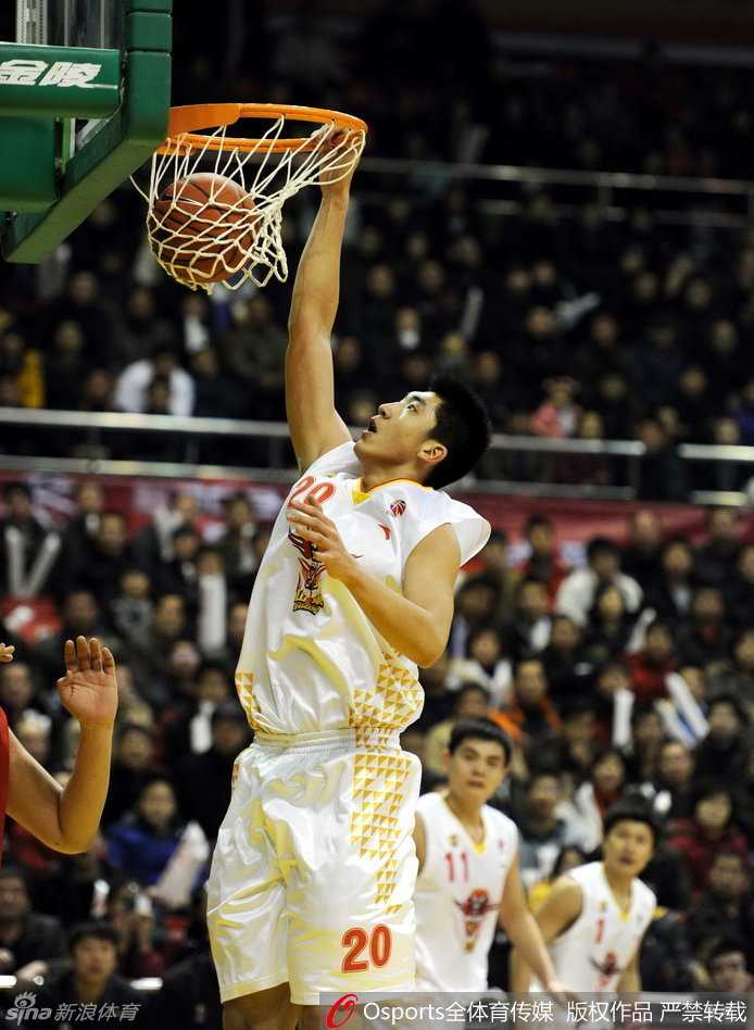 尽管遭遇对方多人包夹防守，陶汉林依然毫无惧色，强硬地扛开对手，寻找篮下出手的机会，展现了顶级的核心力量。