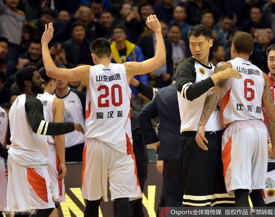 比斯利遭遇对方防守球员如影随形的贴身紧逼，他重心压得极低，随时准备用标志性的变向过掉对手