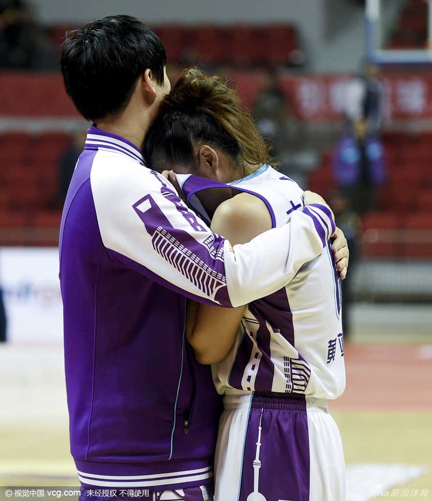 史秀峰如闪电般撕开防线，变向、加速、超越，用速度挑战对手的整个防守阵型。