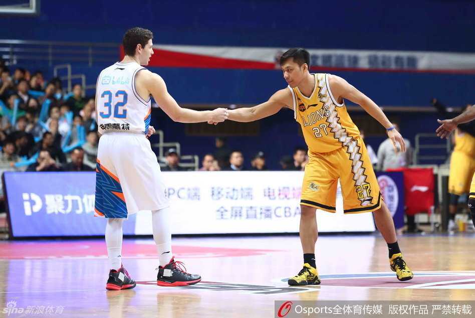 上海与广厦的两位领军人物在赛后握手致意，虽然场上拼尽全力，但场下英雄相惜，尽显大将风范