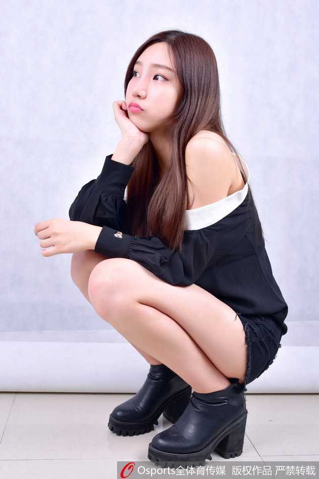 在布满篮球图案的背景板前，宝贝们齐齐亮相，她们或俏皮眨眼，或温柔浅笑，青春的朝气几乎要溢出画面，仿佛正在预演赛场上的欢呼时刻。