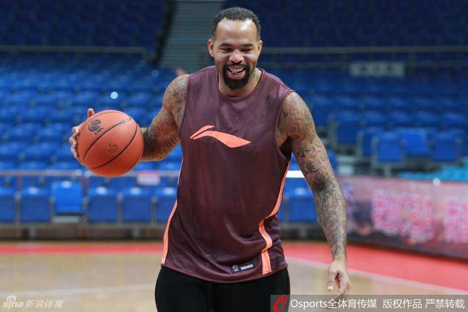 尽管训练已经结束，但北控队的主教练王锡东依然留在场边，双手抱胸凝视着空旷的球场，似乎在思考着下一堂训练课的改进方案。